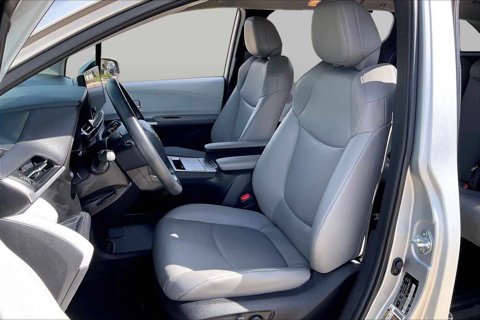 Used 2025 Toyota Sienna XLE FWD image 8