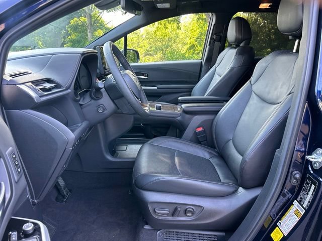 Used 2025 Toyota Sienna Platinum AWD/4WD image 16