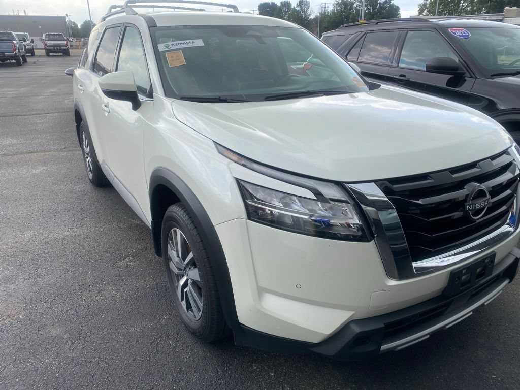 Used 2024 Nissan Pathfinder SL AWD/4WD image 1