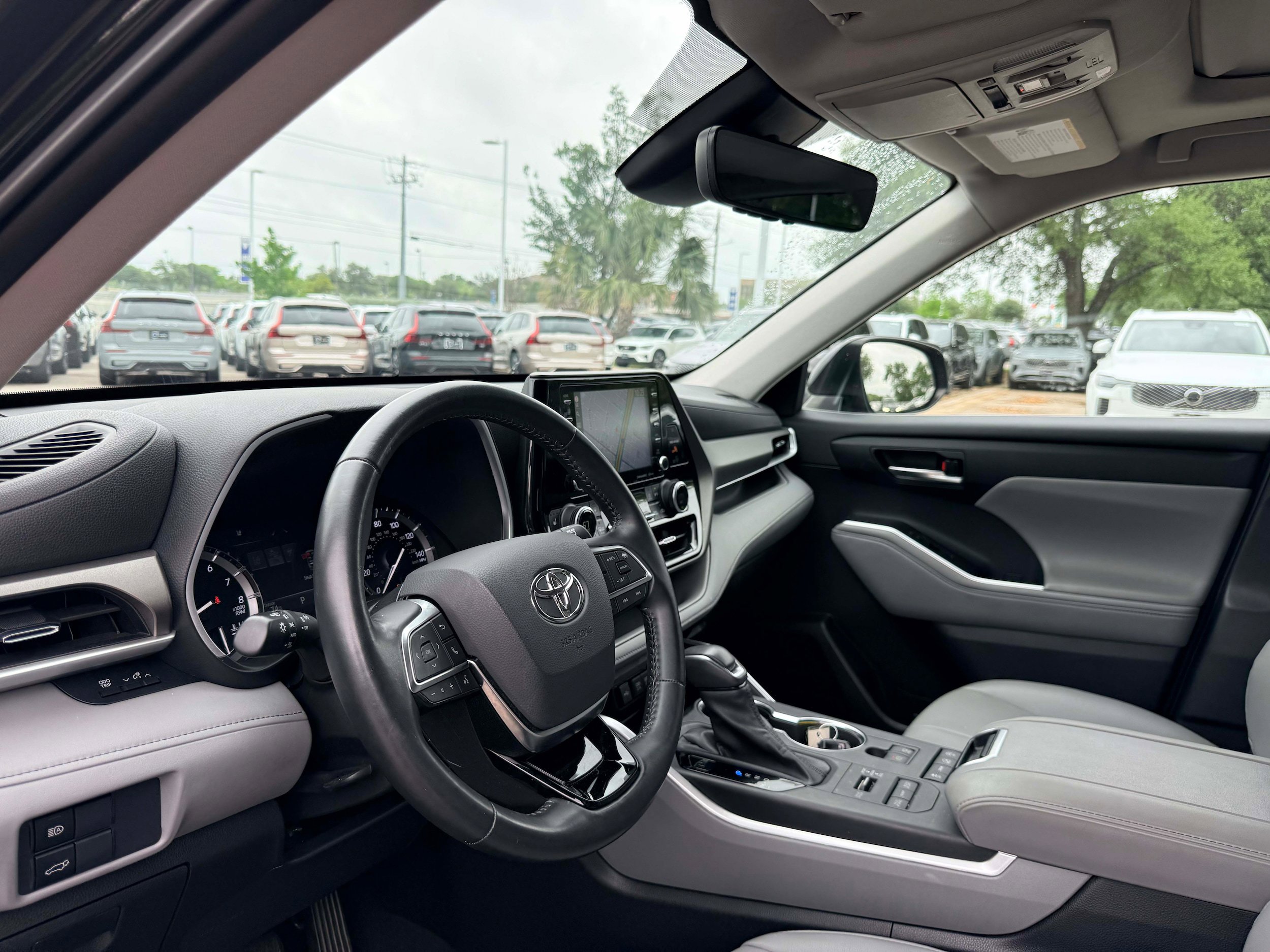 Used 2021 Toyota Highlander XLE AWD/4WD image 11