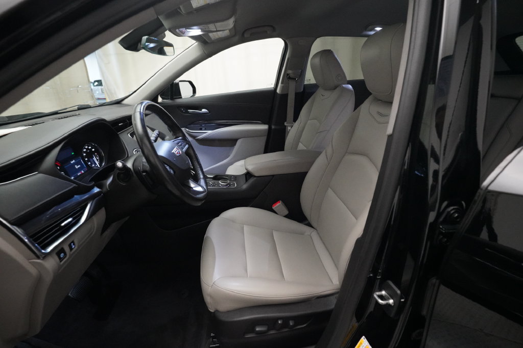 Used 2020 Cadillac XT4 Luxury w/ Cold Weather Package AWD/4WD image 7
