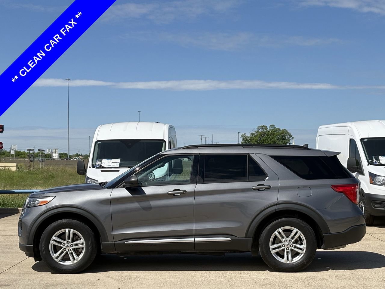 Used 2022 Ford Explorer XLT image 3