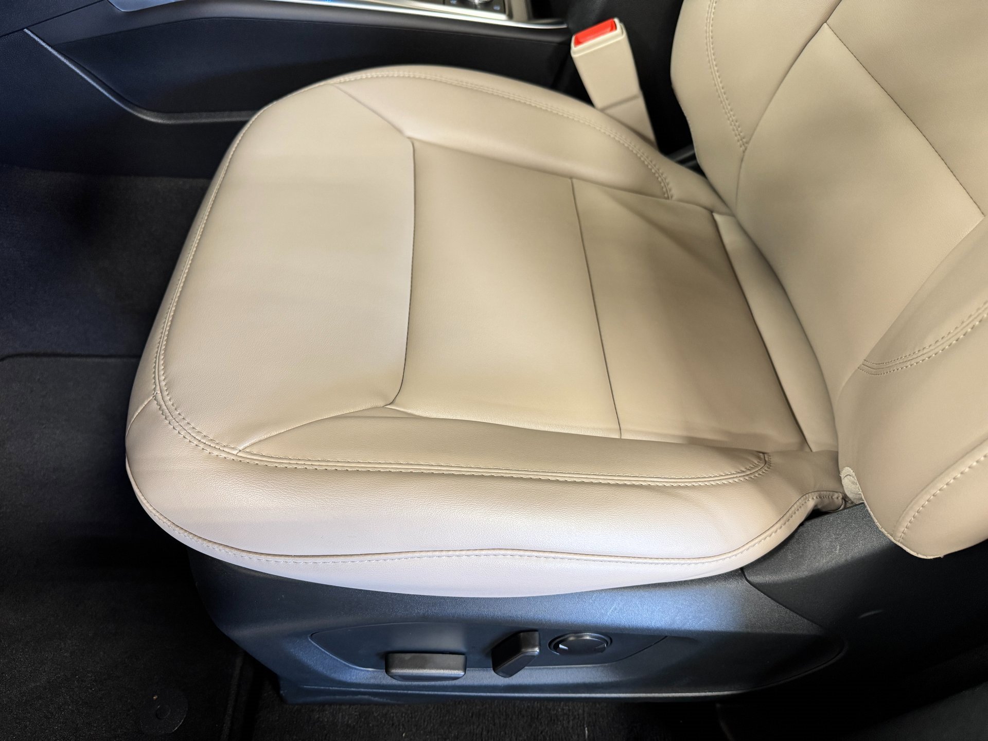 Used 2023 Ford Explorer XLT w/ Equipment Group 202A image 15