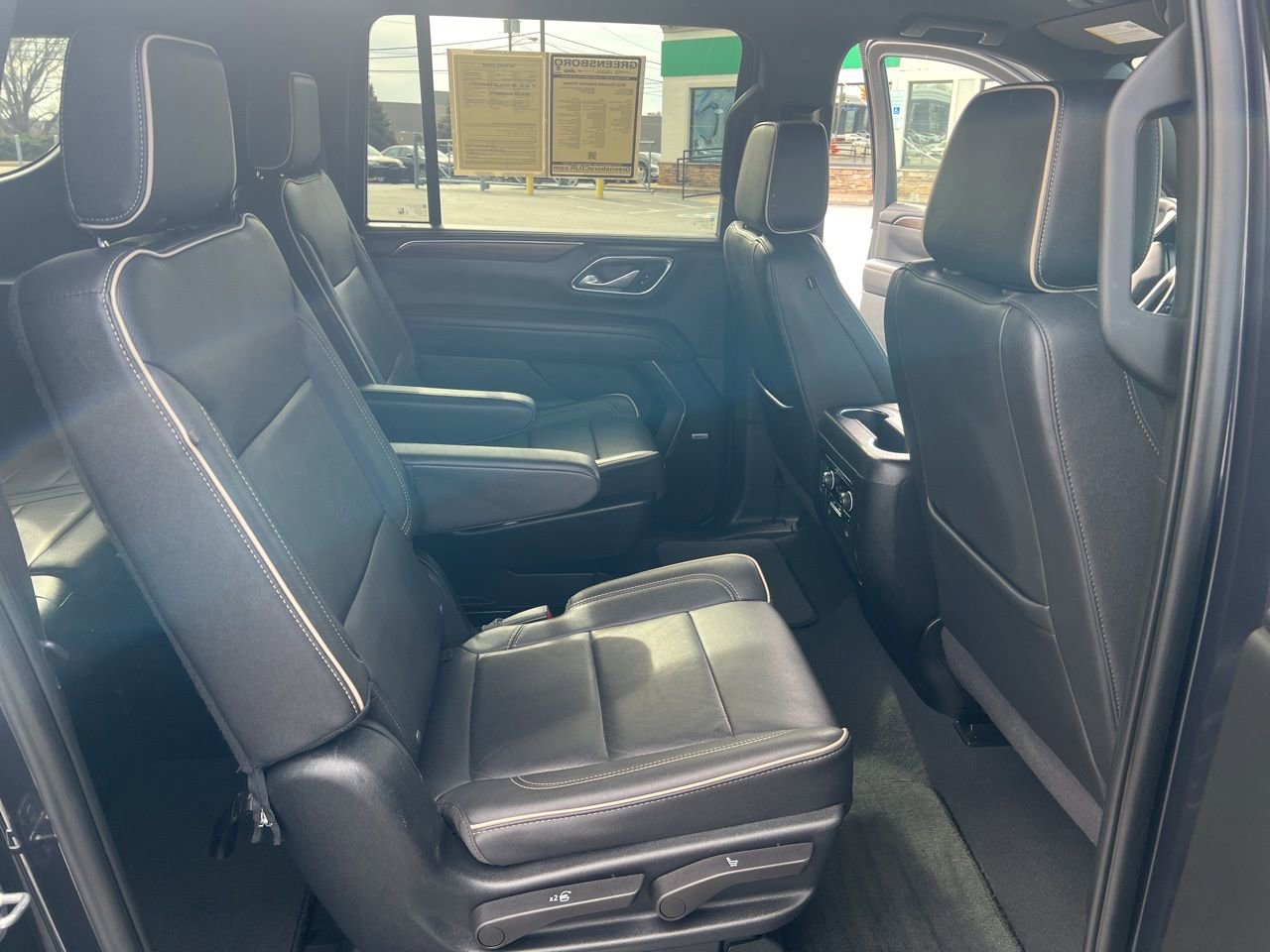 Used 2023 Chevrolet Suburban Premier image 25