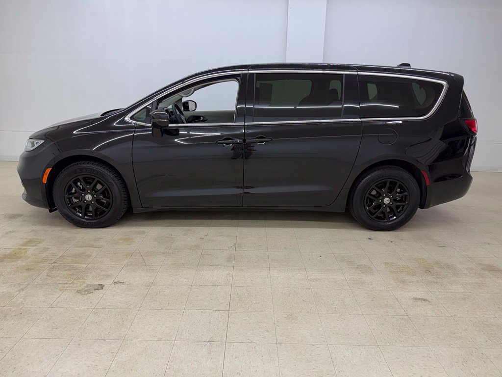 Used 2024 Chrysler Pacifica Touring-L FWD image 2