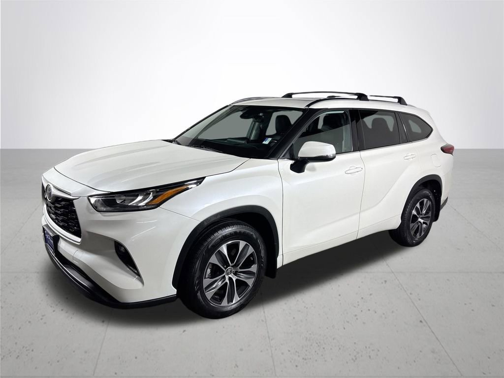Used 2020 Toyota Highlander XLE image 2