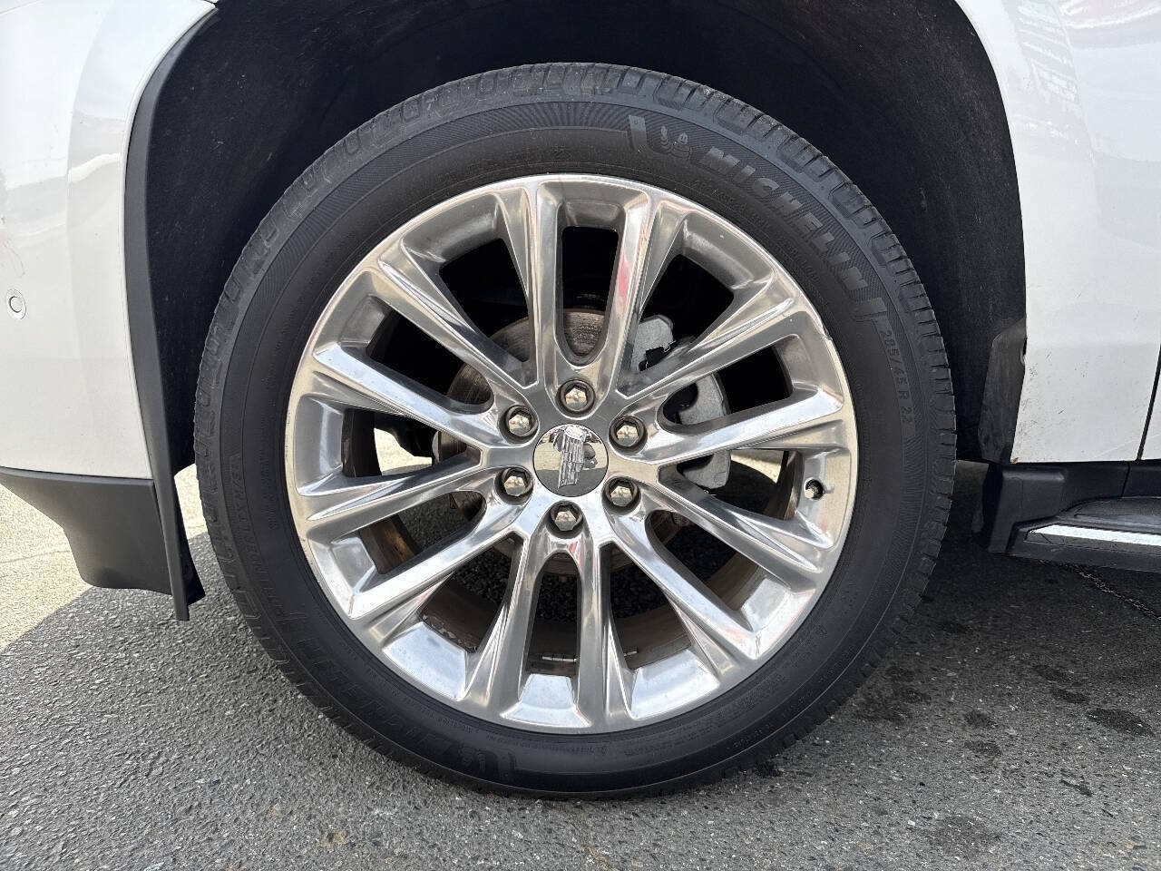 Used 2018 Cadillac Escalade Luxury AWD/4WD image 2