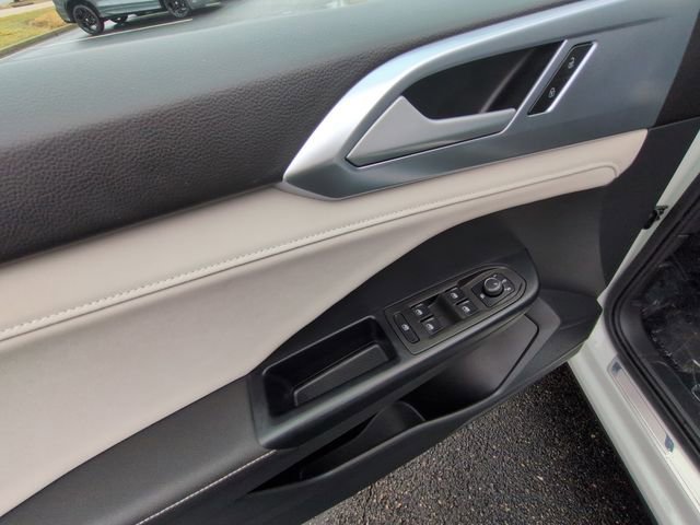 Certified 2025 Volkswagen Taos SE image 14