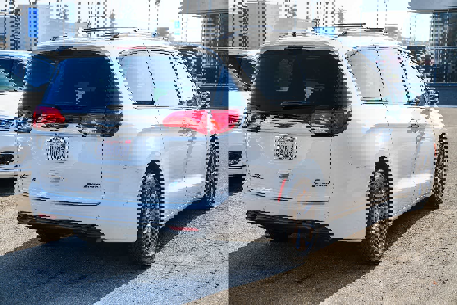 Used 2020 Chrysler Pacifica Limited w/ Advanced Safetytec Group image 4