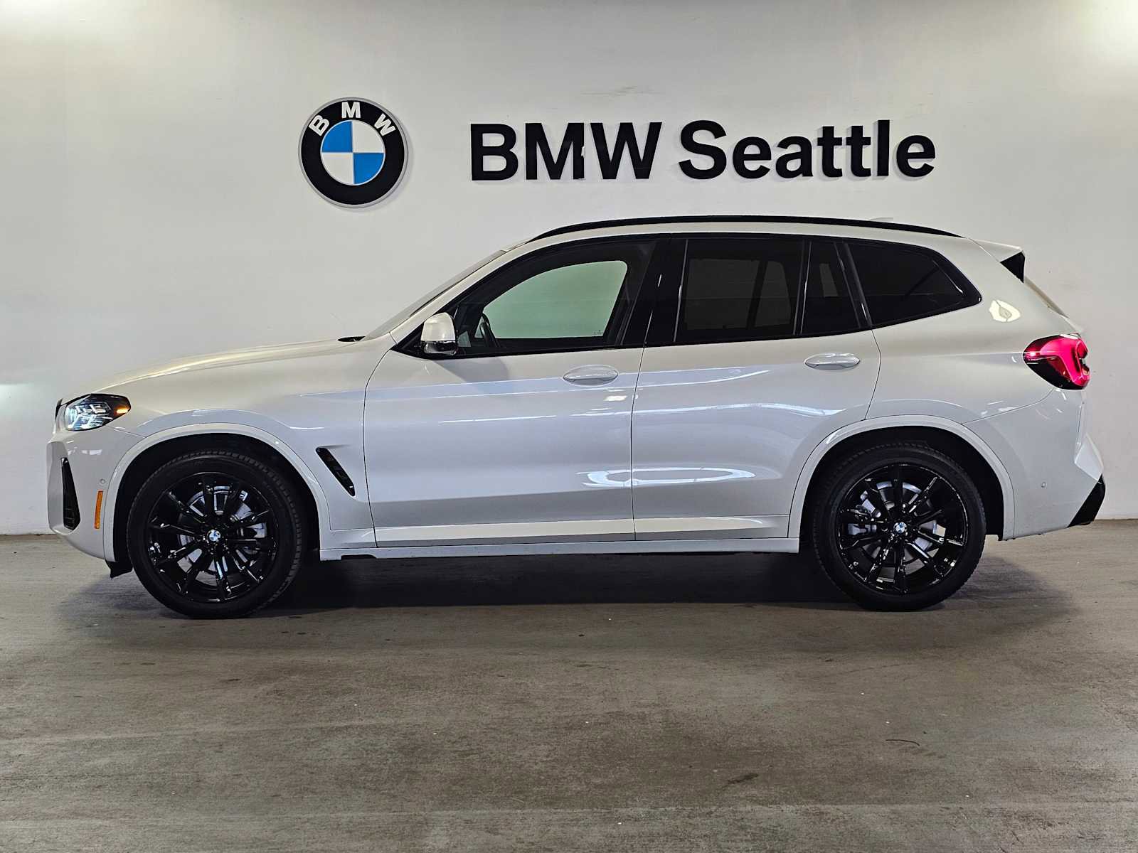 Used 2023 BMW X3 xDrive30i w/ M Sport Package AWD/4WD image 3