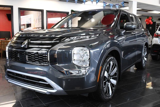 Used 2025 Mitsubishi Outlander SE