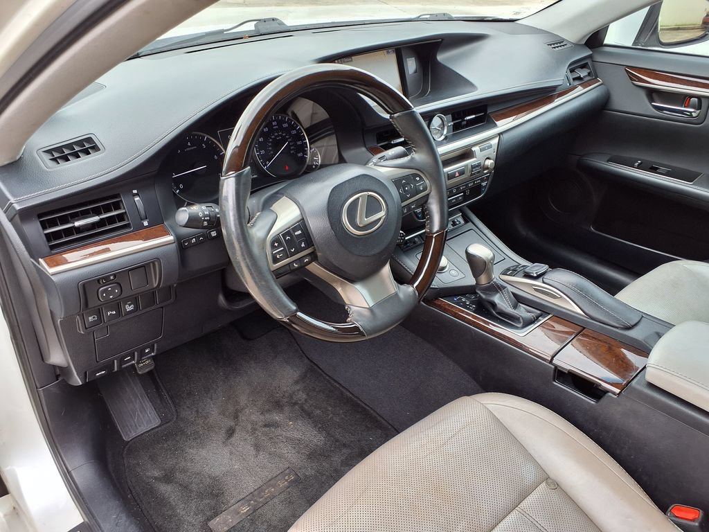Used 2016 Lexus ES 350 w/ Luxury Package w/Wood Trim FWD image 17