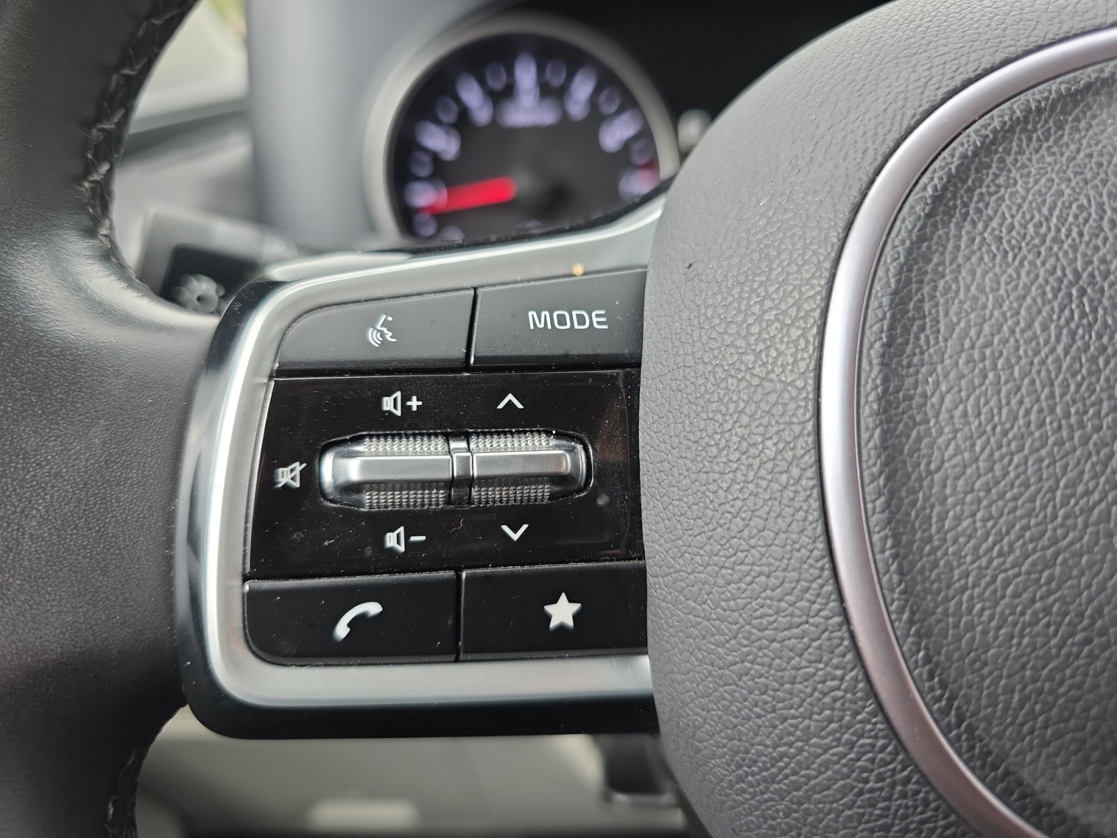 Certified 2024 Kia Carnival LX image 26