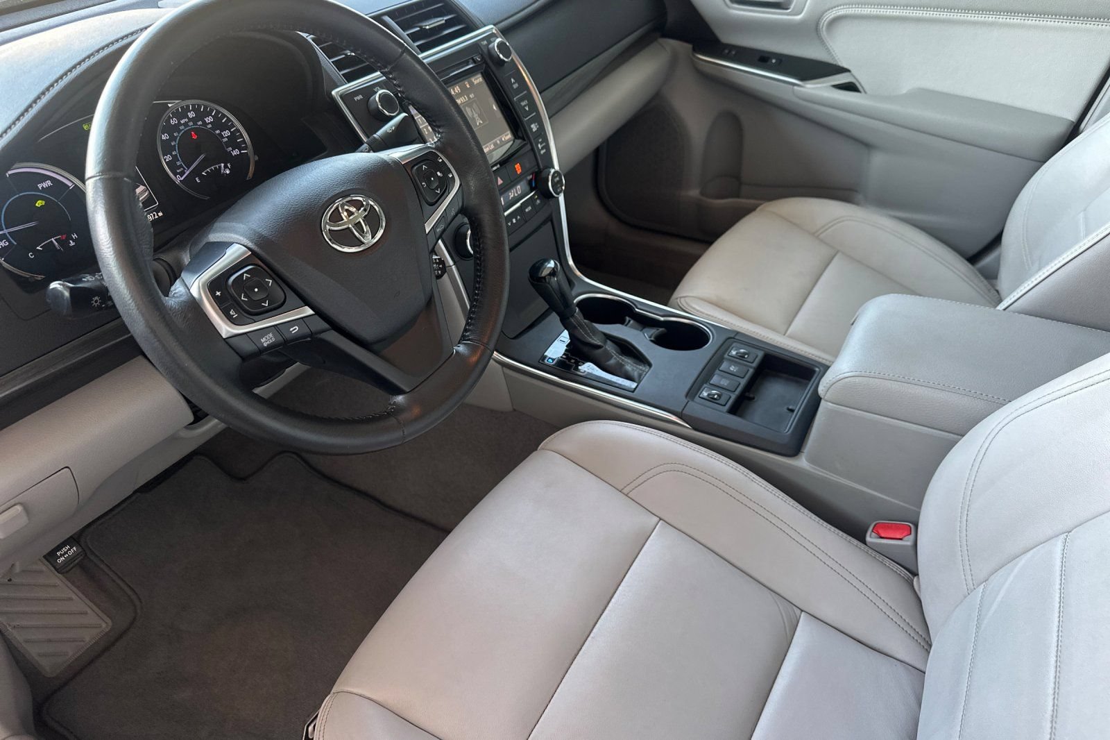 Used 2016 Toyota Camry XLE w/ Moonroof Package FWD image 9