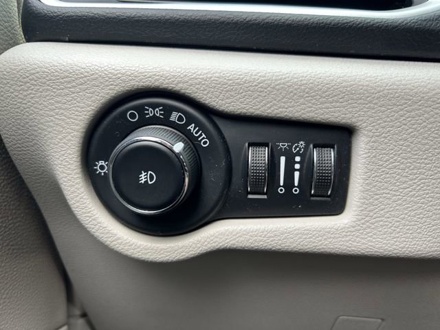 Used 2020 Chrysler Pacifica Touring-L FWD image 19