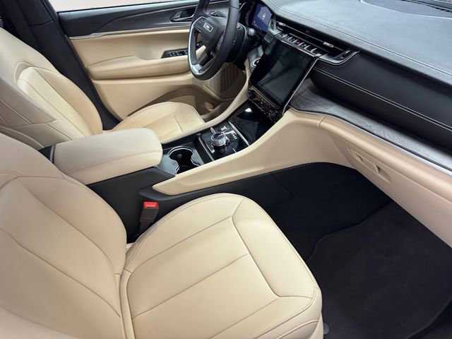 Used 2024 Jeep Grand Cherokee Limited w/ Luxury Tech Group II image 2