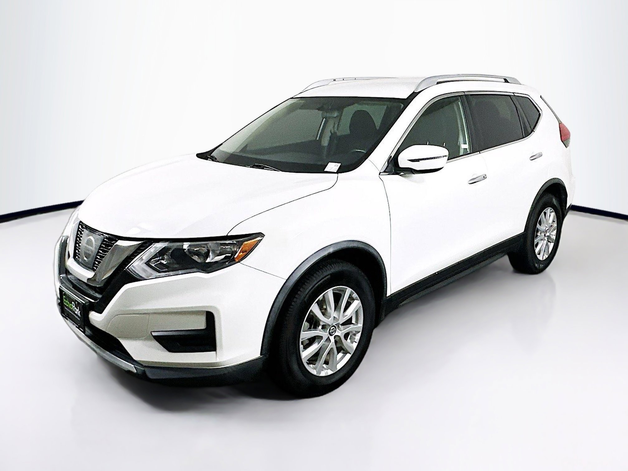 Used 2017 Nissan Rogue SV image 3