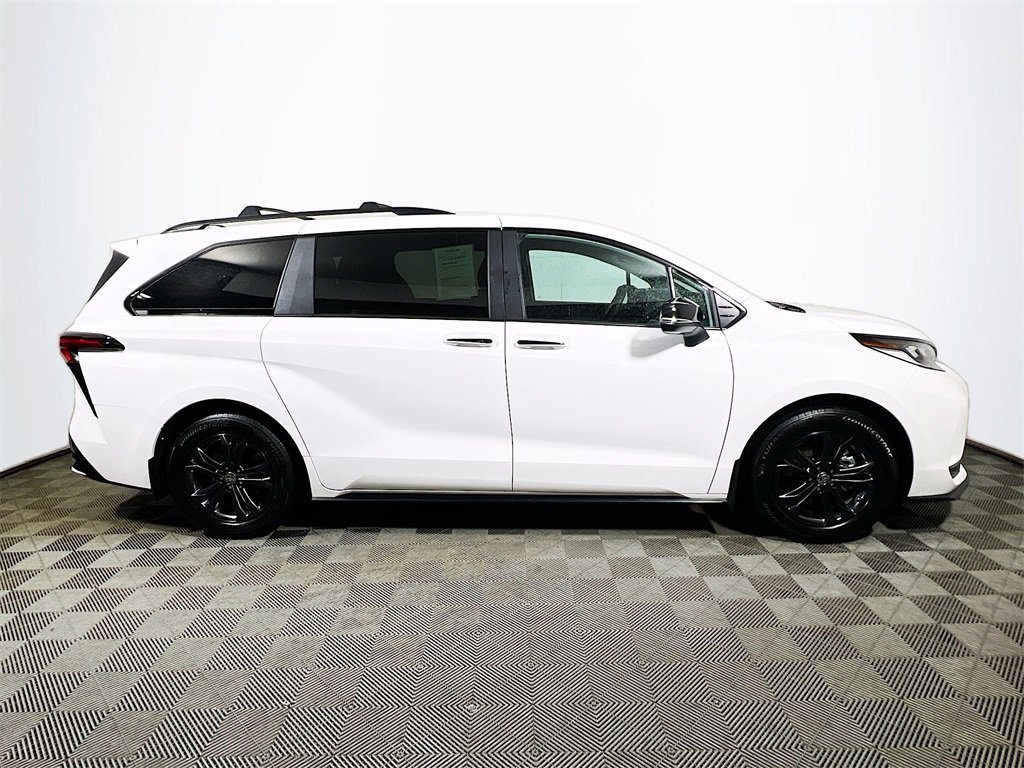 Certified 2025 Toyota Sienna XSE w/ XSE Premium Package image 9