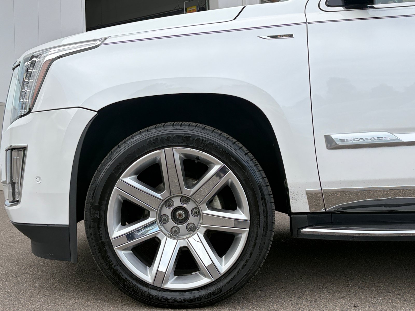 Used 2017 Cadillac Escalade Luxury AWD/4WD image 10