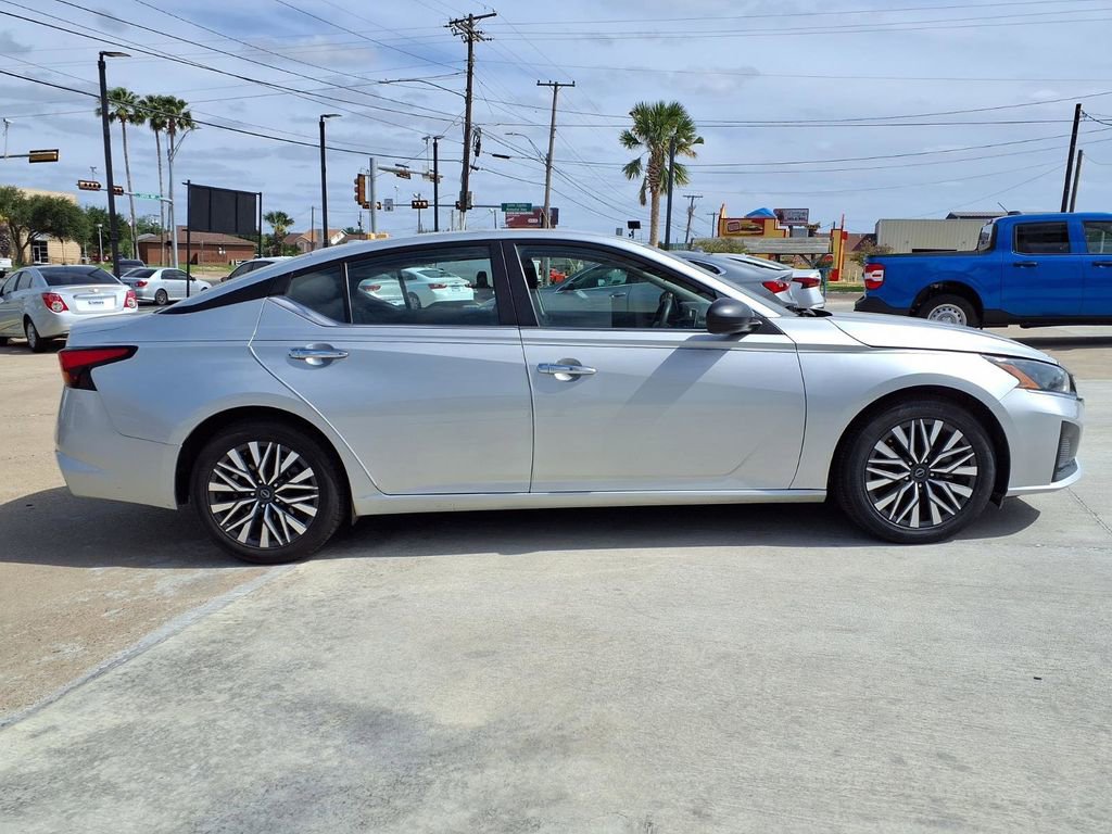 Used 2024 Nissan Altima 2.5 SV FWD image 9