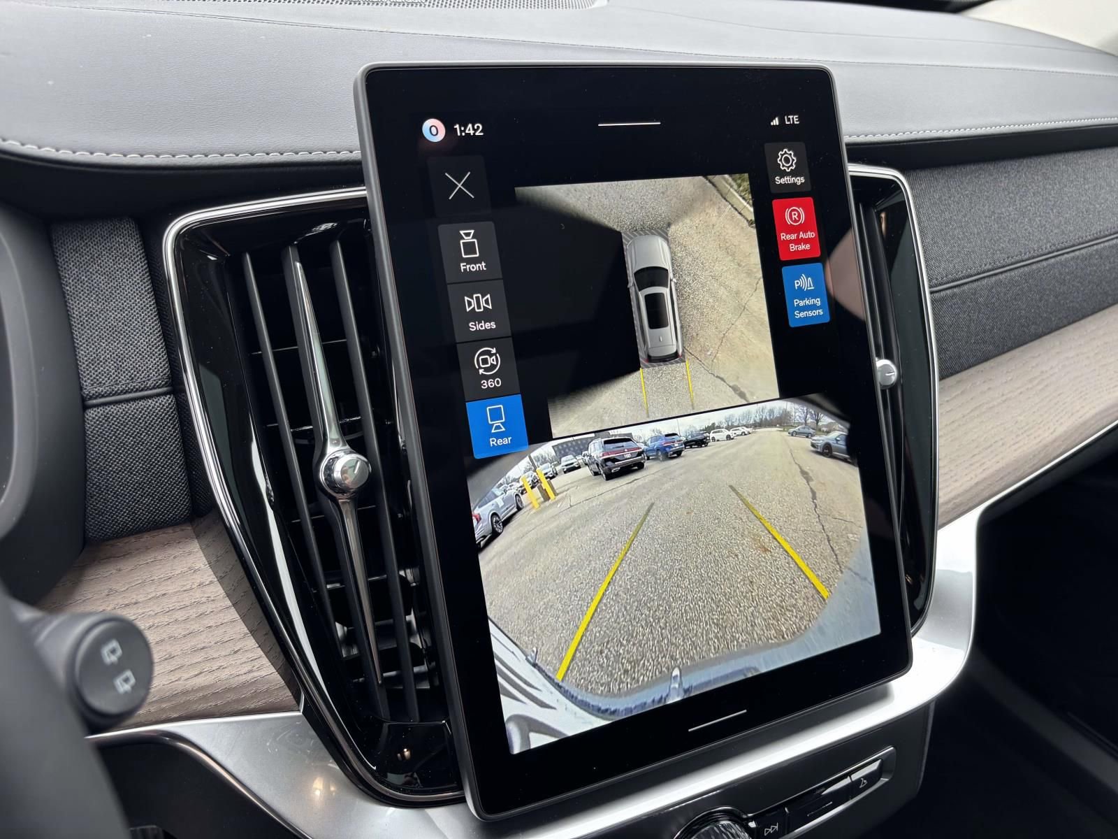 New 2026 Volvo XC90 B6 Plus w/ Protection Package Premier image 21