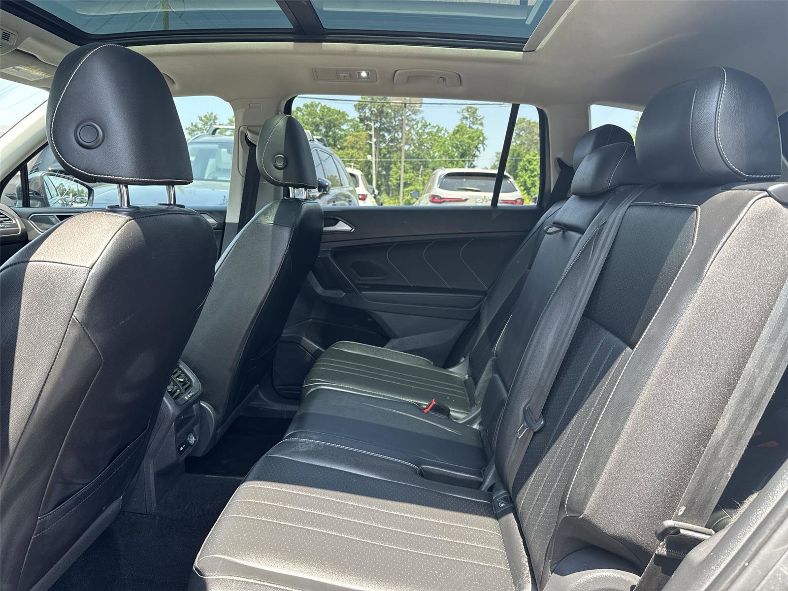 Used 2022 Volkswagen Tiguan SE w/ Panoramic Sunroof Package FWD image 22