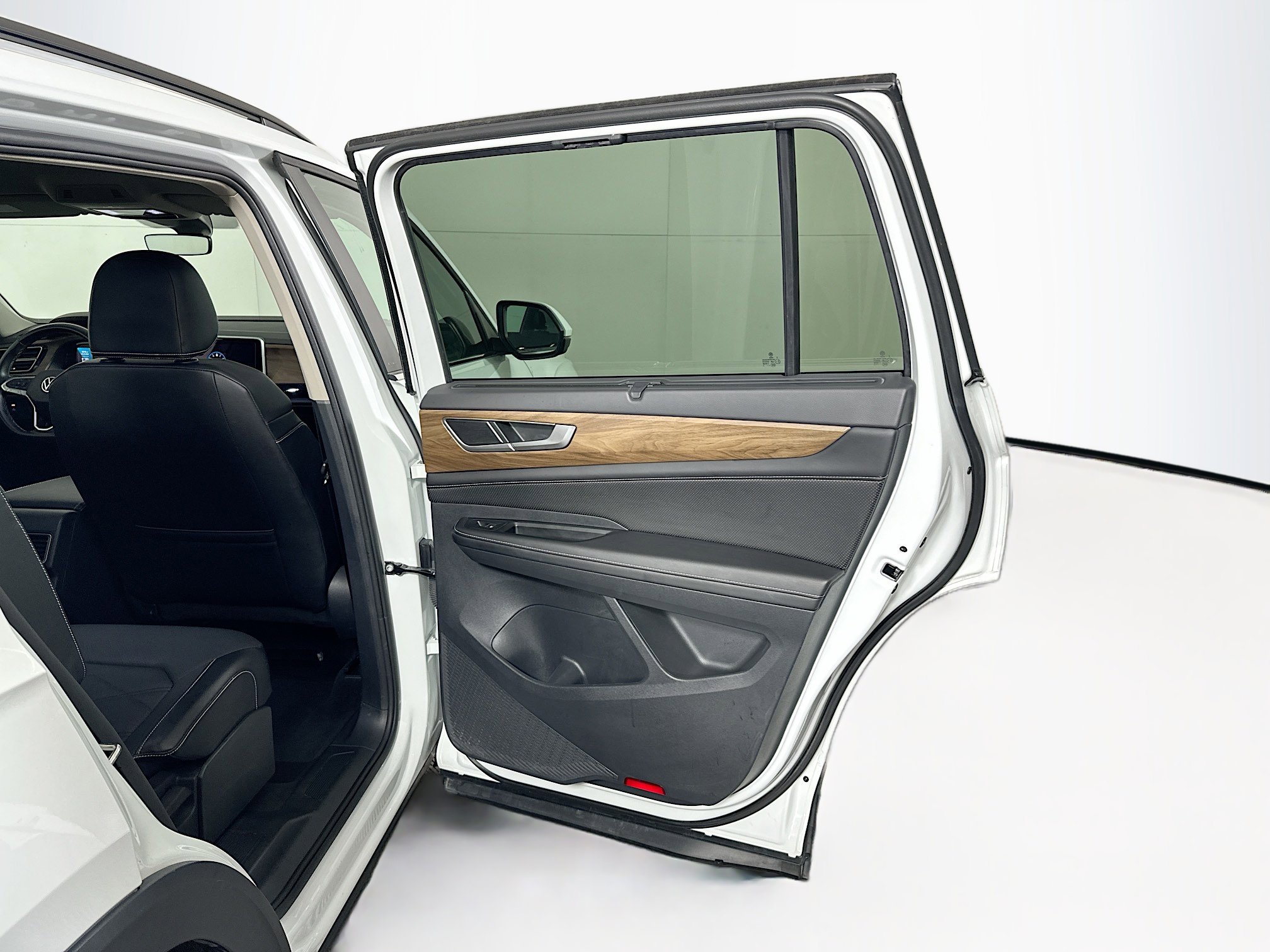 Used 2025 Volkswagen Atlas SE image 32