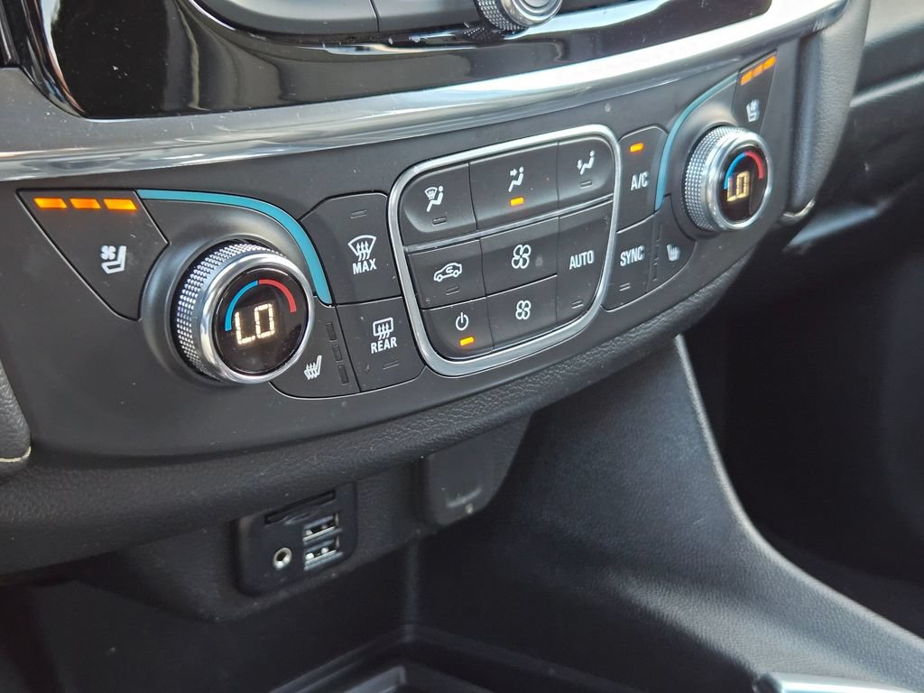 Used 2023 Chevrolet Traverse Premier FWD image 19