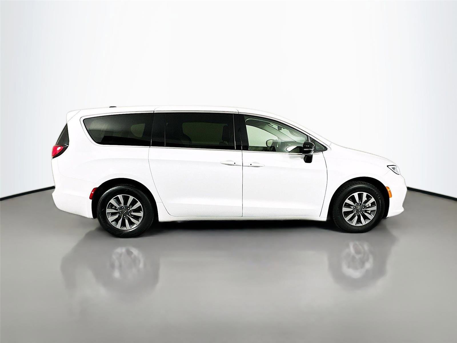 Used 2024 Chrysler Pacifica Select image 17