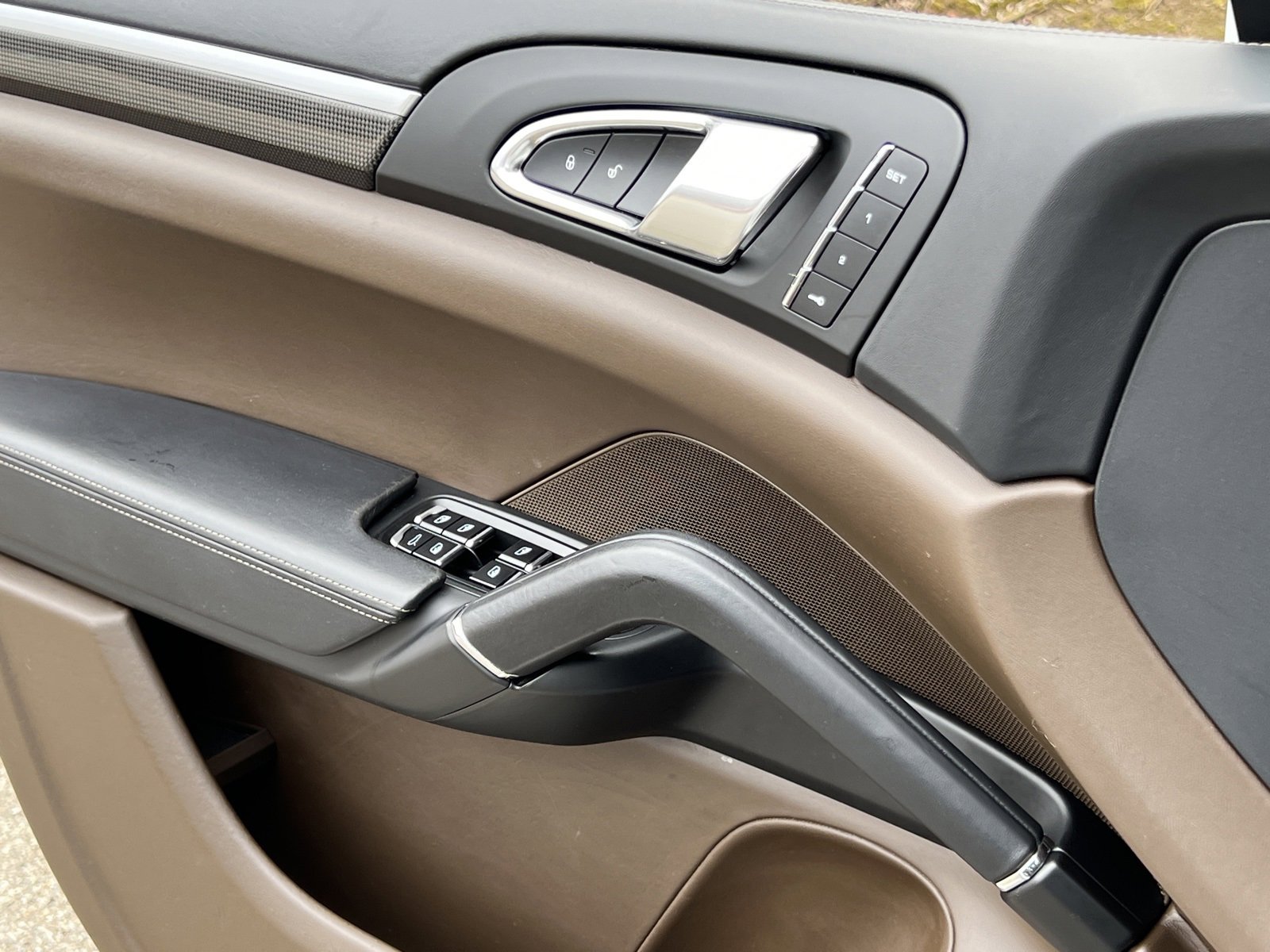 Used 2016 Porsche Cayenne Turbo S image 33