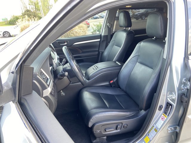 Used 2019 Toyota Highlander XLE image 18
