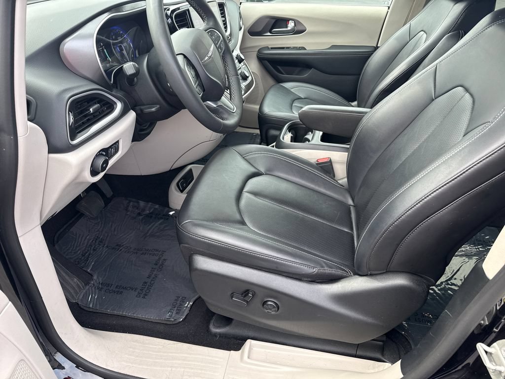 Used 2024 Chrysler Pacifica Touring-L FWD image 17