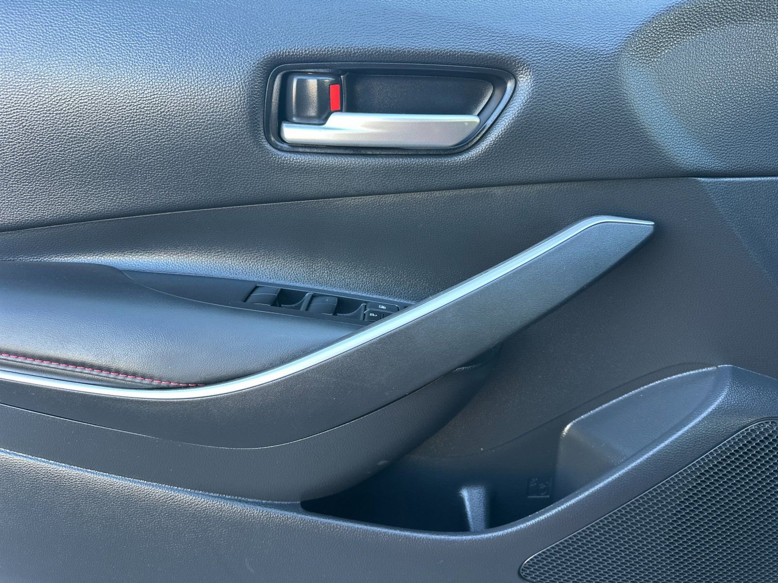 Used 2025 Toyota Corolla SE FWD image 11