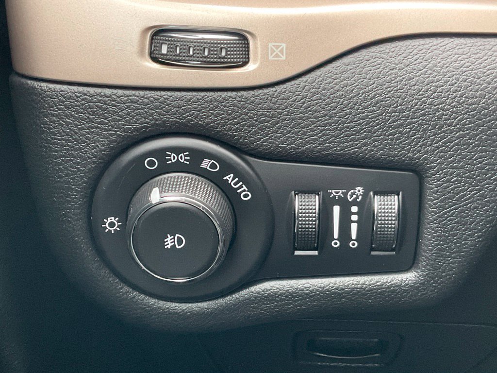 Used 2017 Jeep Cherokee Latitude w/ Cold Weather Group AWD/4WD image 26