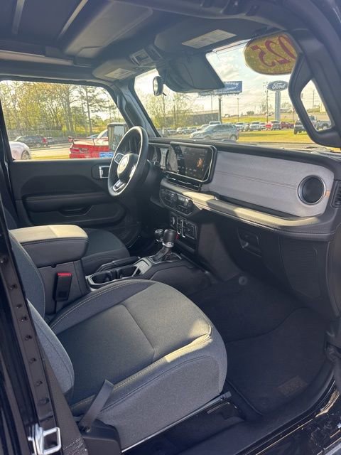 Used 2025 Jeep Wrangler Unlimited Sahara w/ Safety Group AWD/4WD image 12