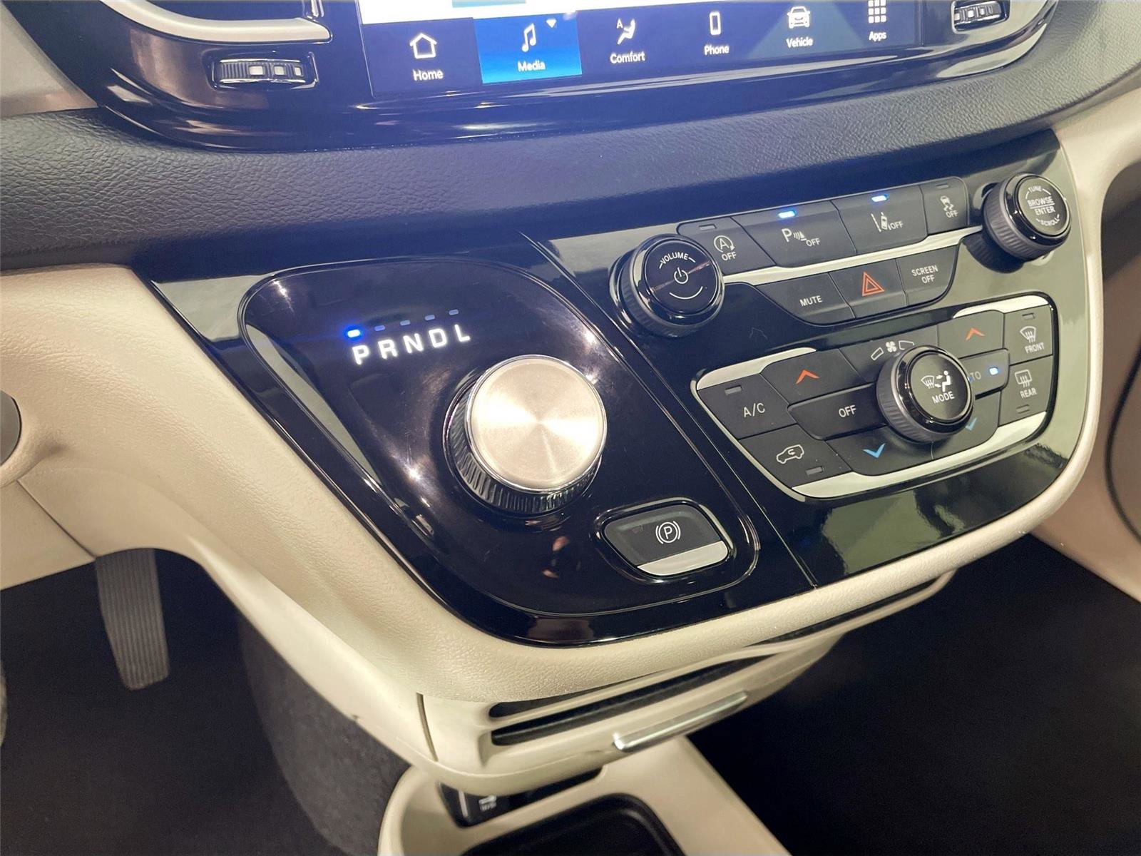 Used 2023 Chrysler Pacifica Touring-L image 15