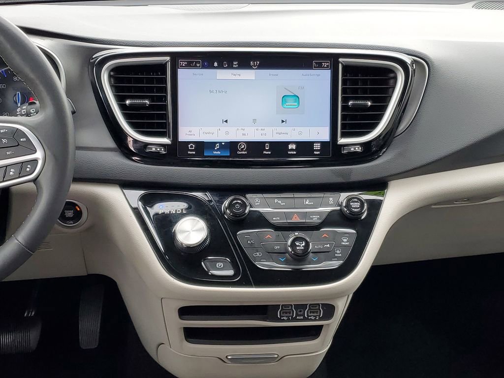 Used 2023 Chrysler Pacifica Touring-L image 27