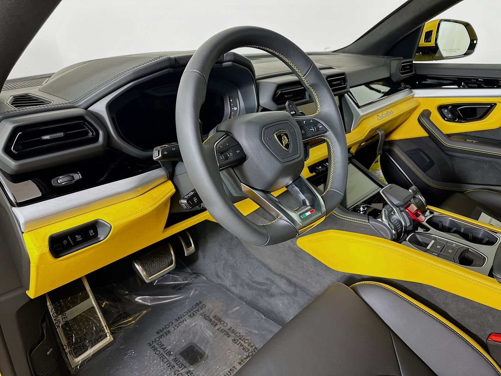 Used 2025 Lamborghini Urus SE AWD/4WD image 9