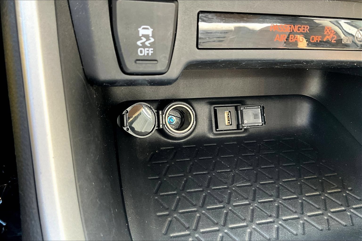 Used 2021 Toyota RAV4 LE AWD/4WD image 19