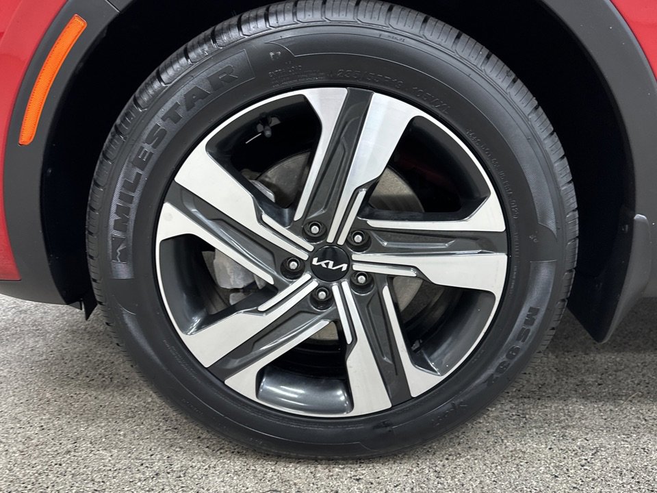 Used 2023 Kia Sorento EX image 2
