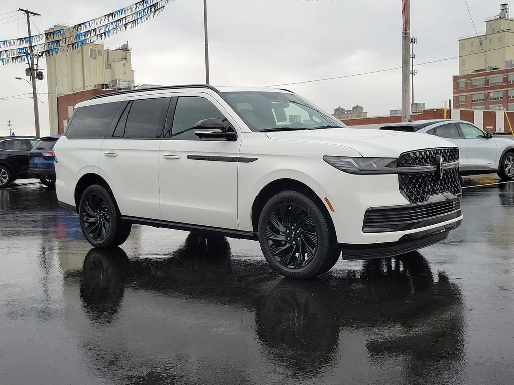 New 2026 Lincoln Navigator Reserve w/ Jet Appearance Package AWD/4WD image 2