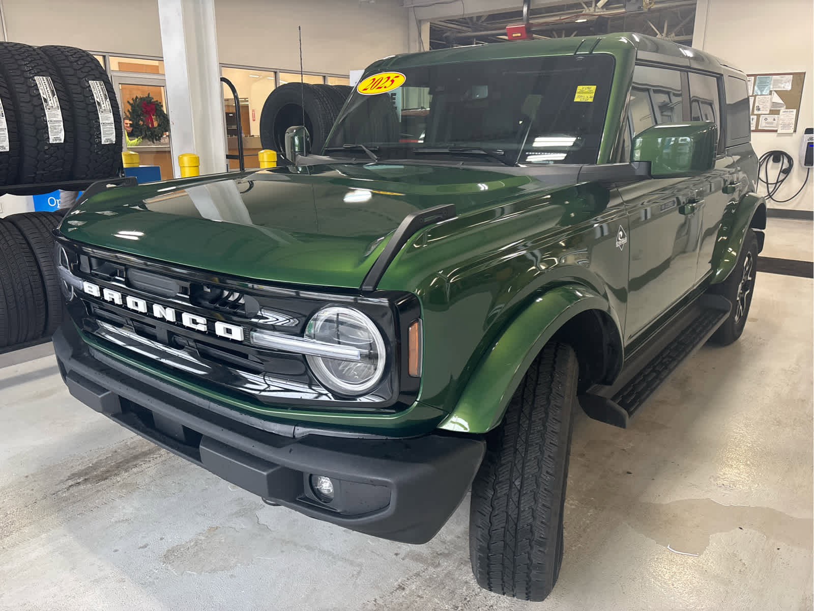 Used 2025 Ford Bronco Outer Banks image 8