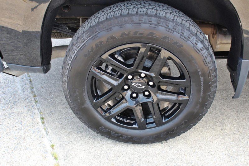 Used 2024 Chevrolet Silverado 1500 Custom w/ Turbomax Blackout Package AWD/4WD image 10