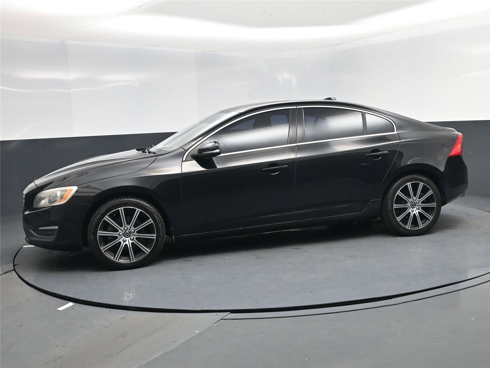 Used 2018 Volvo S60 T5 Inscription image 3