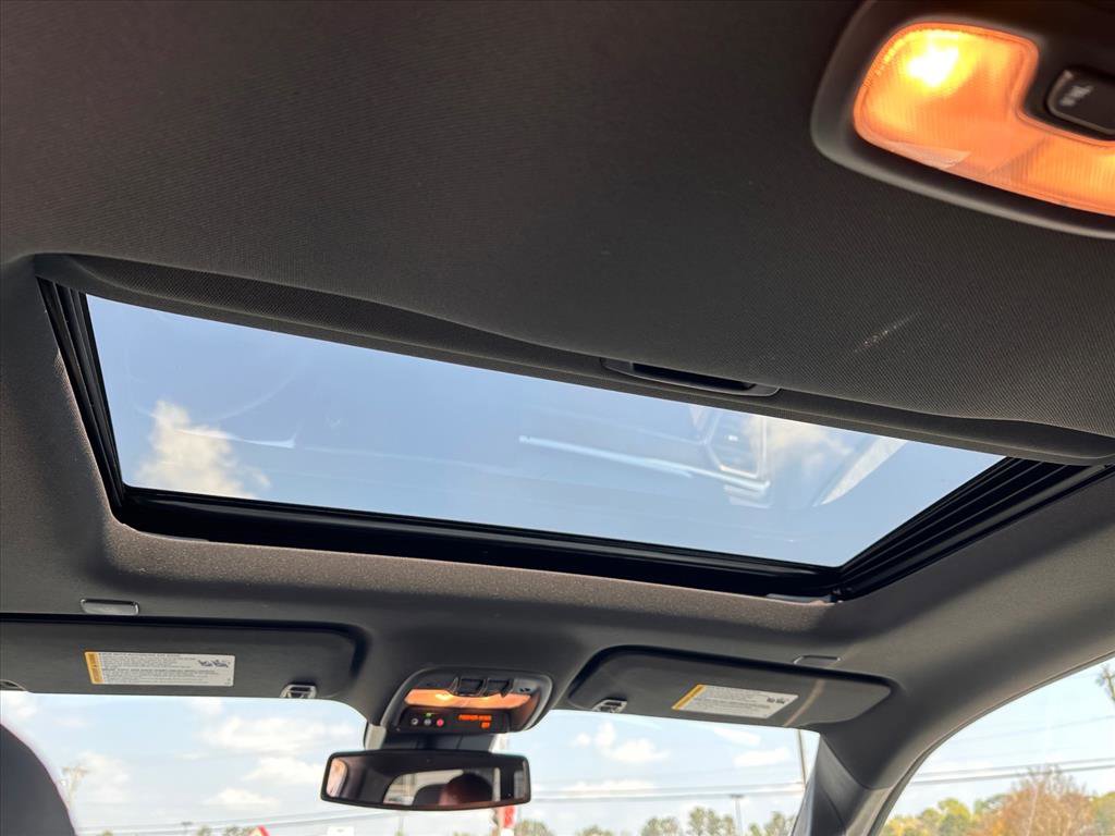 Used 2025 GMC Canyon Denali image 12