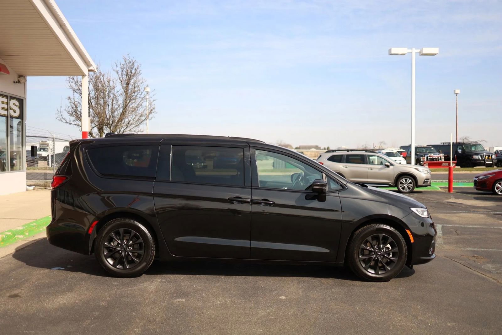 Used 2021 Chrysler Pacifica Touring w/ Uconnect Theater Family Group image 4