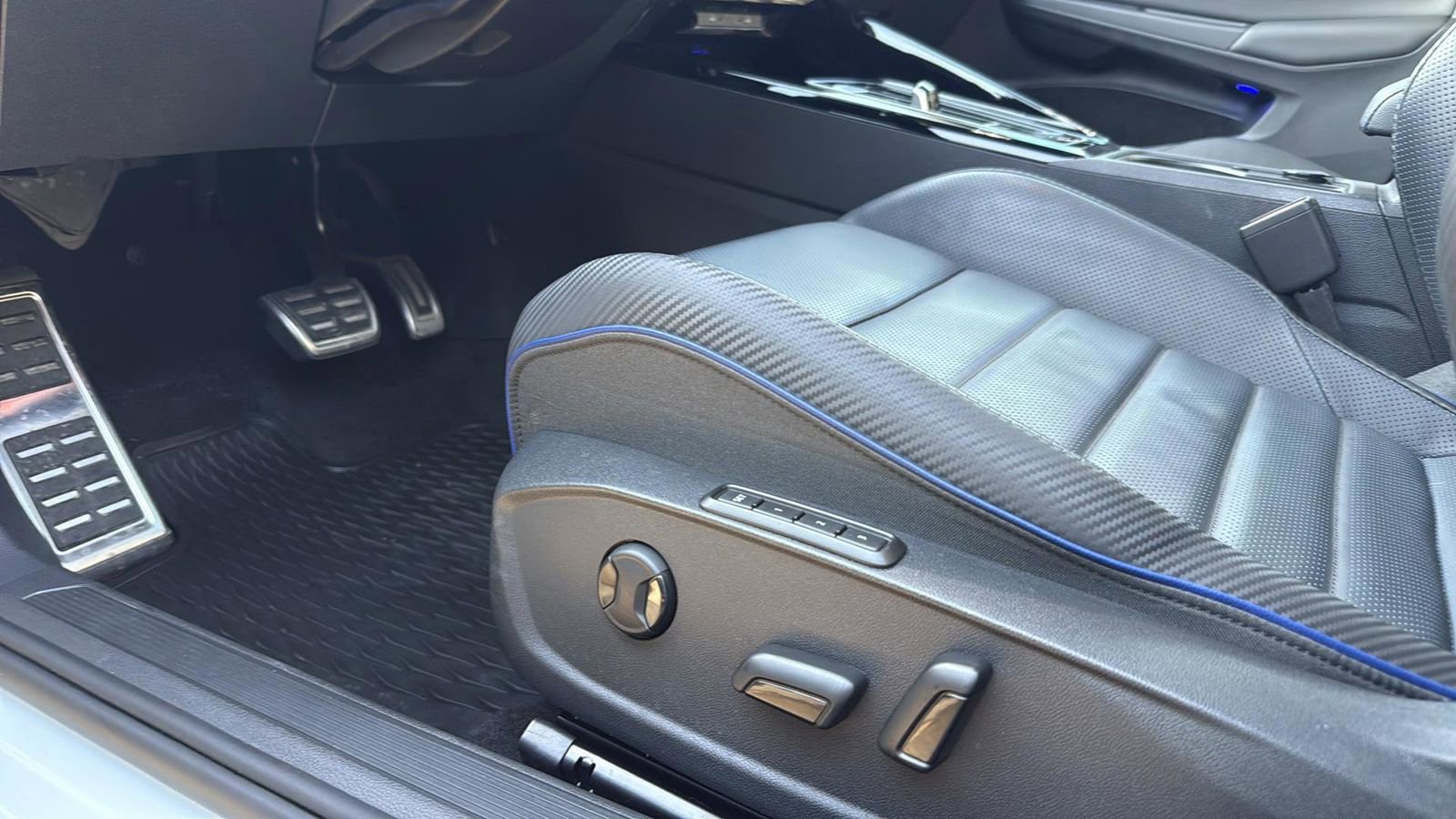 Used 2024 Volkswagen Golf R image 11