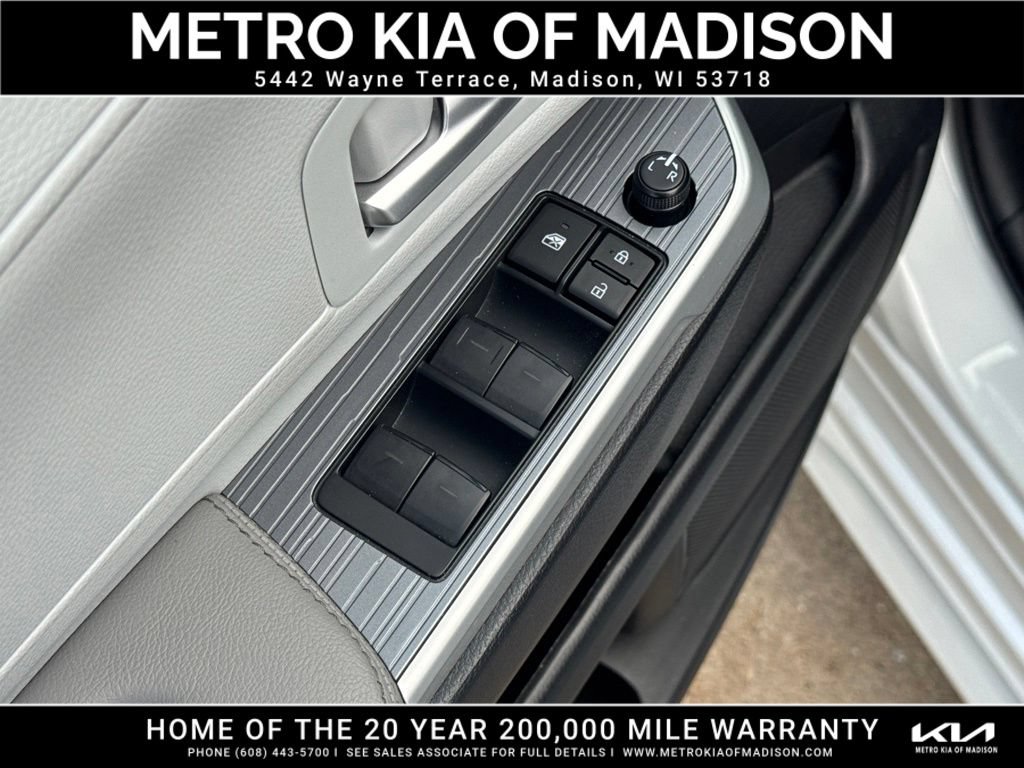 Used 2025 Toyota Sienna XLE AWD/4WD image 12