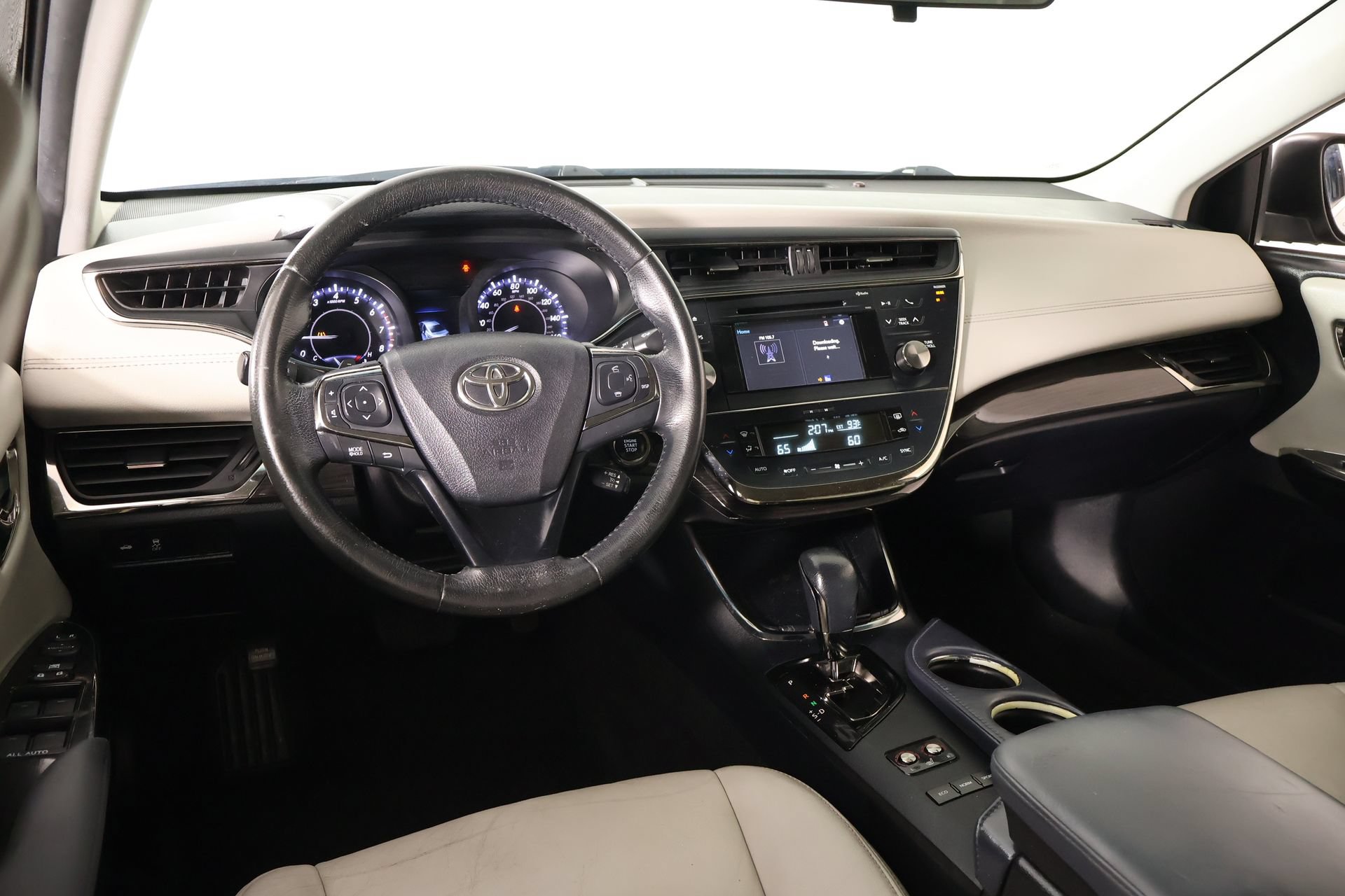 Used 2015 Toyota Avalon XLE FWD image 2