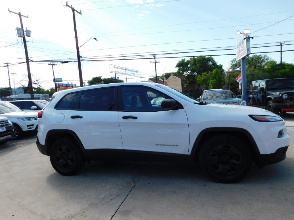 Used 2017 Jeep Cherokee Sport w/ Cold Weather Group FWD image 4